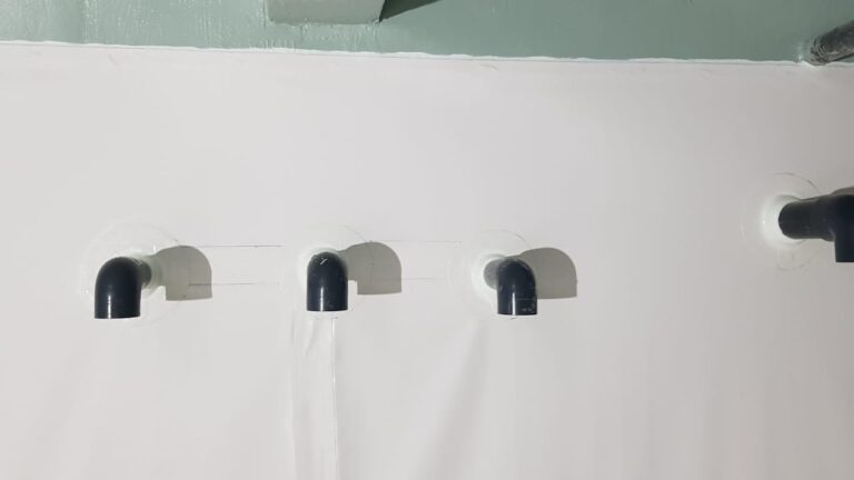 Detalle de pasatubos soldados en membrana PVC instalada por GSA Ingeniería