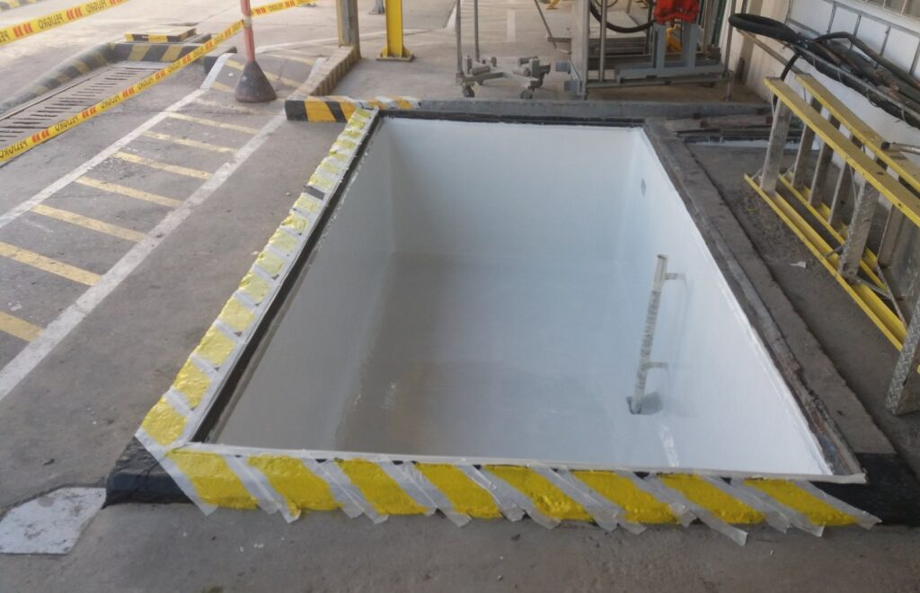 Dique de contención de concreto con protección química Sikaguard-63N en Cartagena, obra de GSA Ingeniería