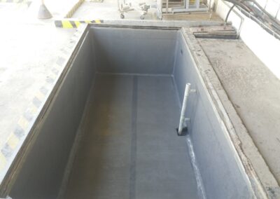Interior de tanque con recubrimiento epóxico Sikaguard 63N sobre barrera EpoCem, GSA Ingeniería