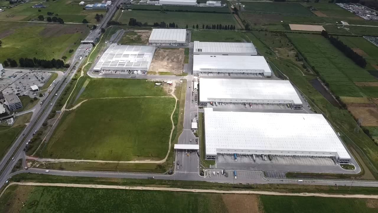 Cubiertas blancas reflectivas con recubrimiento de silicona en un parque industrial